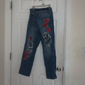 HOLLISTER flower embroidered ripped mom jeans